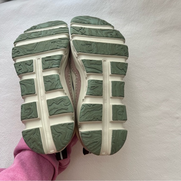 ON Cloudaway Hiking Sneaker - Picture 8 of 13